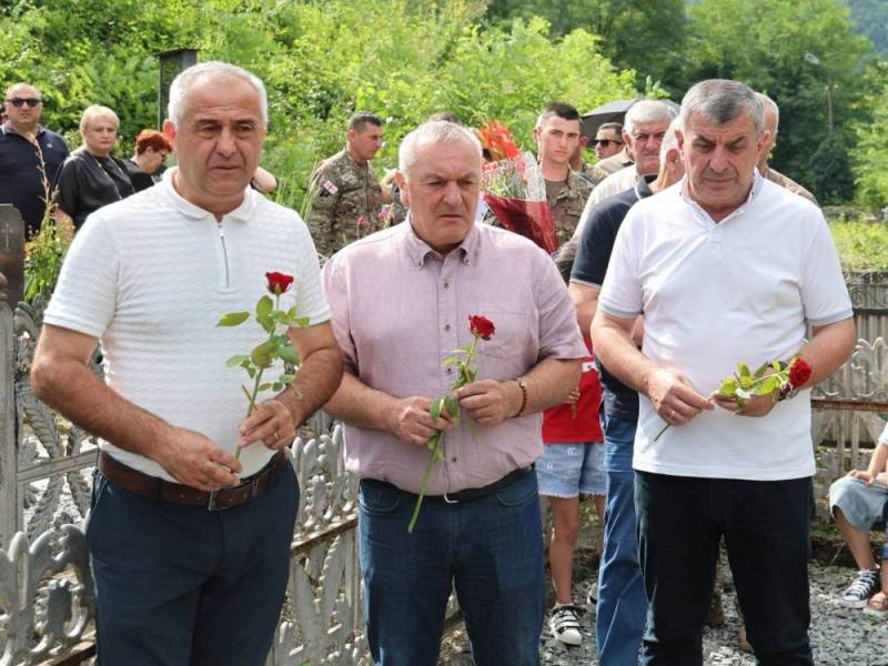 სამხარეო ადმინისტრაციის და ადგილობრივი ხელისუფლების ხელმძღვანელებმა 2008 წლის აგვისტოს...